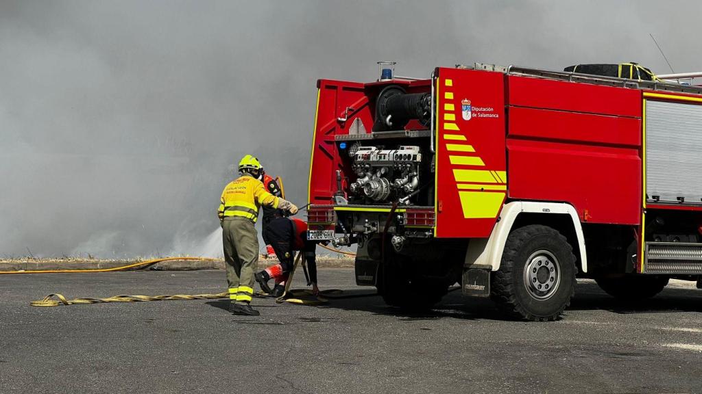 Los bomberos trabajan en el incendio de Carbajosa