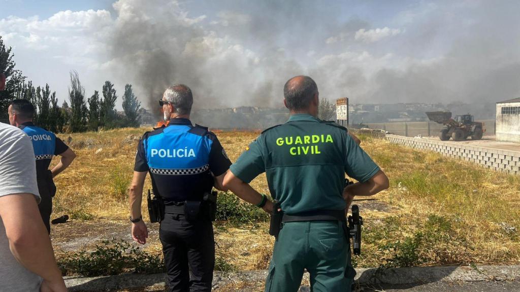 Policía y Guardia Civil trabaja en el incendio de Carbajosa