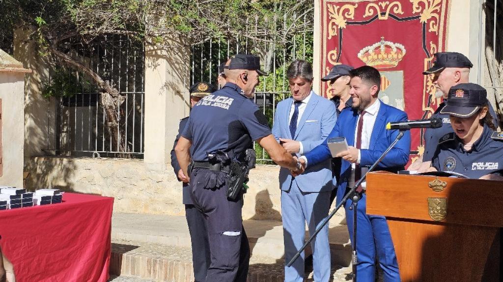 El alcalde de Villajoyosa, Marcos Zaragoza, y el concejal Jaime Santamaría, en la celebración del día del patrón, los Santos Ángeles Custodios.