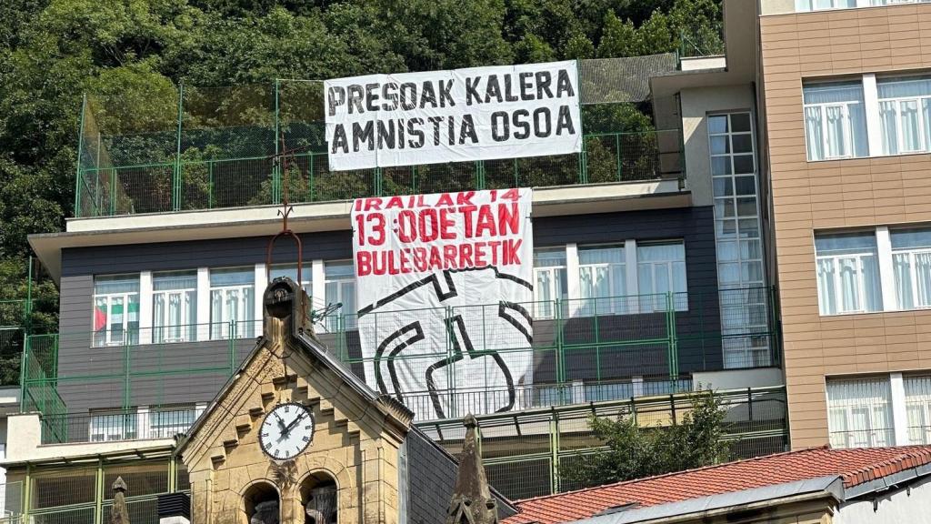 Carteles pidiendo la amnistia para los presos en un colegio de San Sebastián.