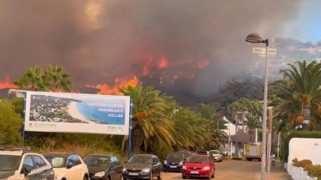 Las llamas han alcanzado algunas casas en la zona de Atlanterra en Zahara de los Atunes.
