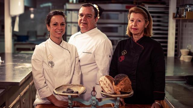 Ana Bernardos (izquierda) junto a sus padres, Paco y Ana, en su pastelería.