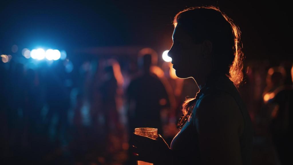 Imagen de archivo de una mujer en una fiesta.