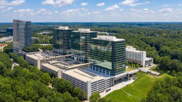 Edificio Perimeter Summit donde se ubicará la sede de FlatironDragados en Estados Unidos