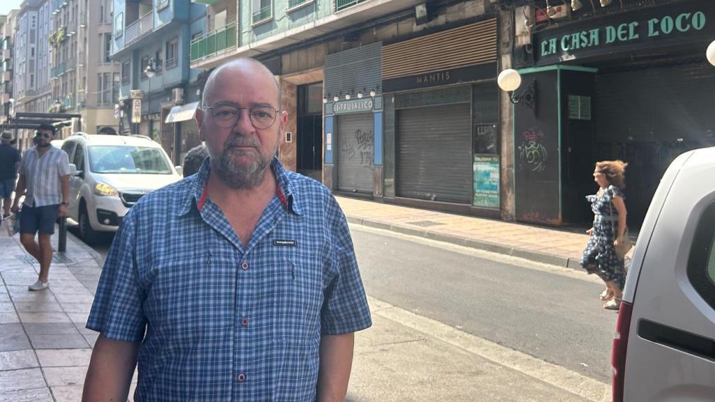 Luis, en la calle Mayor junto a uno de los locales de ocio nocturno de la zona.
