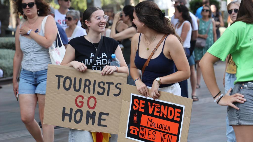 Dos jóvenes en una manifestación por el derecho a la vivienda, en Palma de Mallorca.