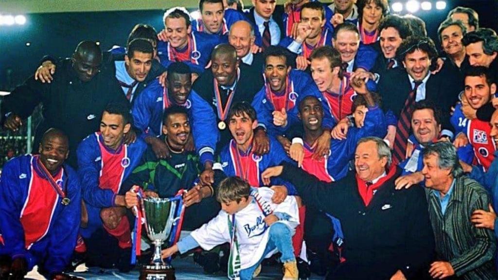 Los futbolistas del PSG posan con el trofeo de la Recopa de Europa de 1996.
