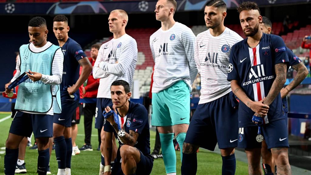 Los jugadores del PSG, tristes tras perder la final de la Champions en 2020.