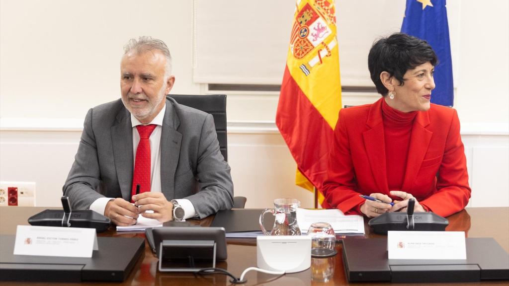 El ministro de Política Territorial, Ángel Víctor Torres, y la titular de Migraciones, Elma Saiz, los dos responsables de los que dependen las reubicaciones.