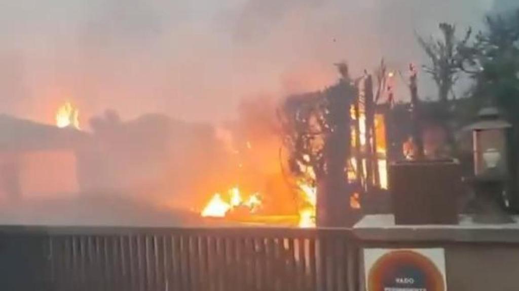 El fuego está muy cerca de las casas de la urbanización de Soto de Viñuelas.