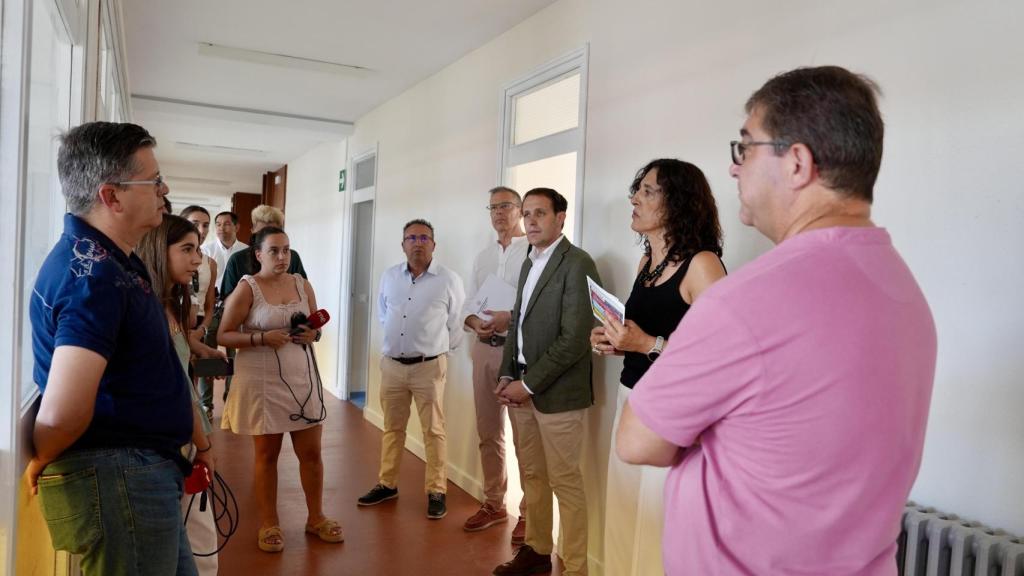 El presidente de la Diputación, Conrado Íscar, visita la nueva residencia juvenil habilitada en el centro residencial Doctor Villacián