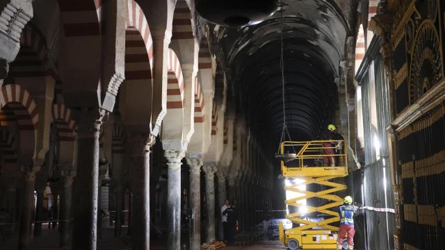 El interior de la Mezquita de Córdoba tras el incendio del pasado viernes.