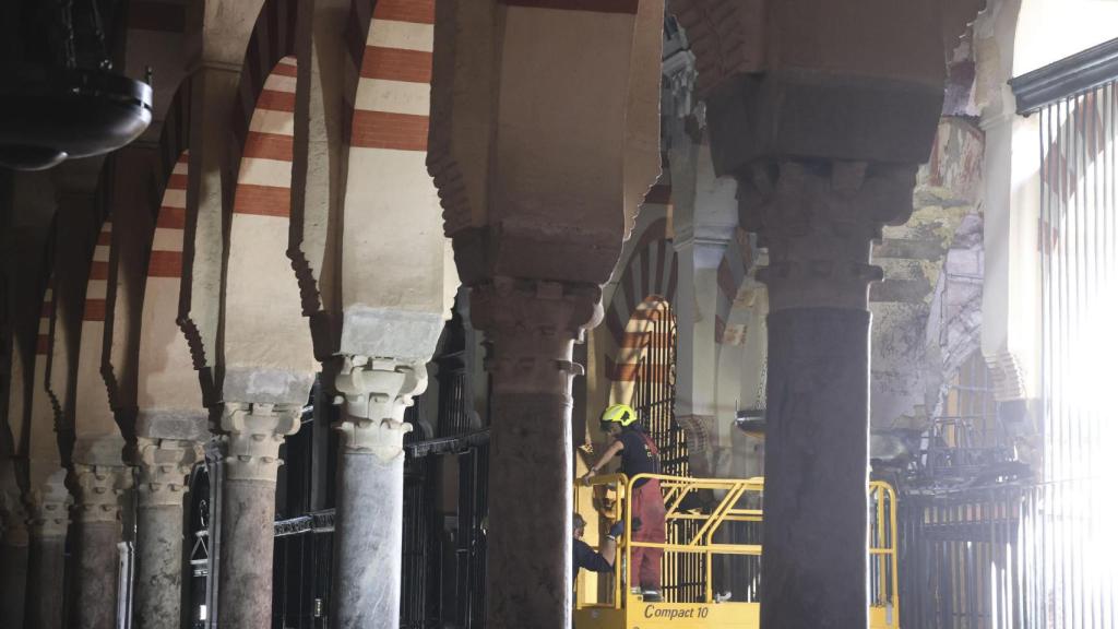 Interior de la Mezquita Catedral de Córdoba tras el incendio.