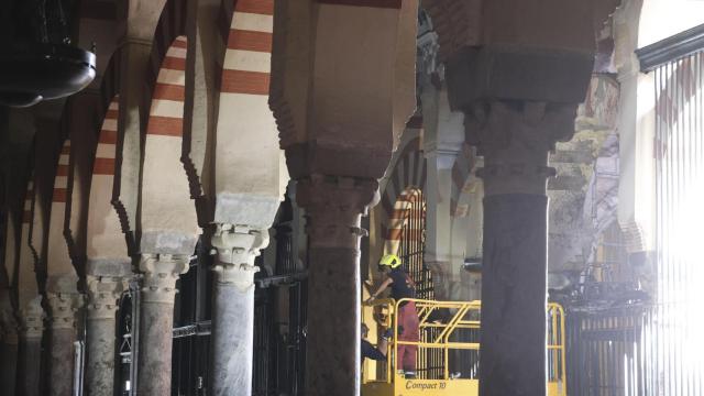 Interior de la Mezquita Catedral de Córdoba tras el incendio.