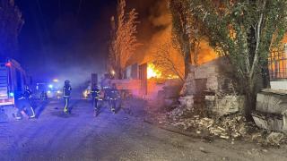 Los bomberos de la Comunidad de Madrid trabajan en la extinción del incendio de una nave industrial en Getafe la madrugada de este lunes.