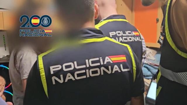 Agentes de la Policía Nacional durante el registro en el domicilio de la detenida.