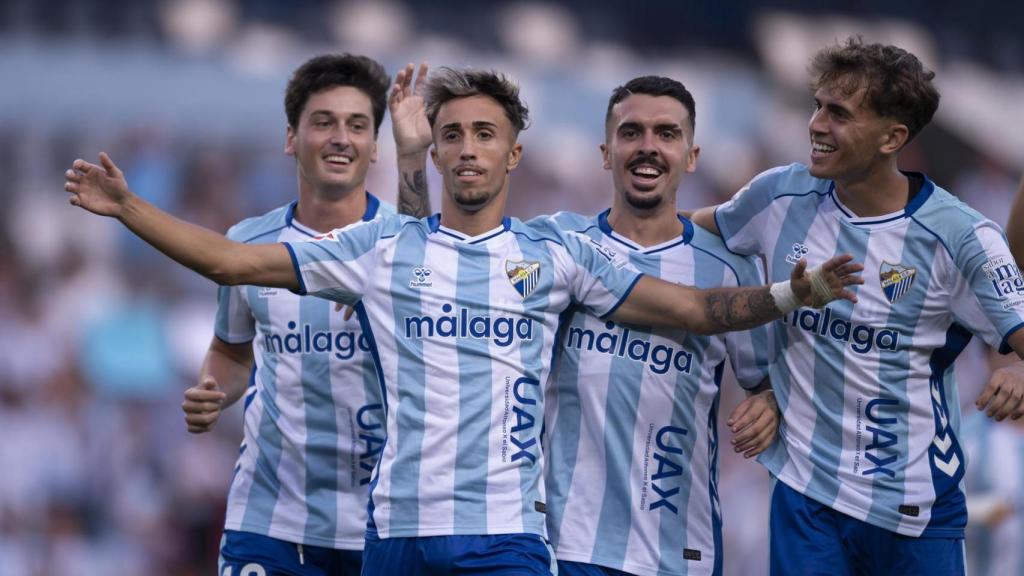 Los jugadores del Málaga CF celebran un gol de Larrubia contra el Real Betis en el Trofeo Costa del Sol.