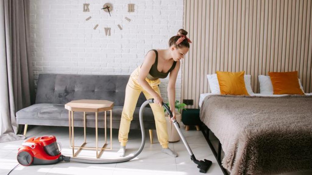 Empleada del hogar en su trabajo.