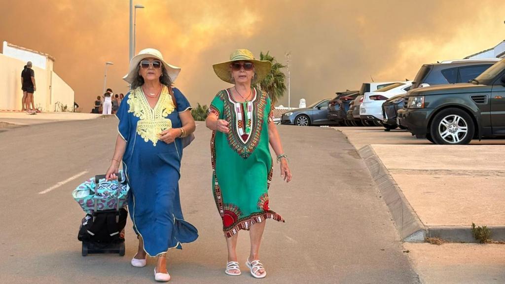 Dos mujeres evacuadas por el incendio de Tarifa
