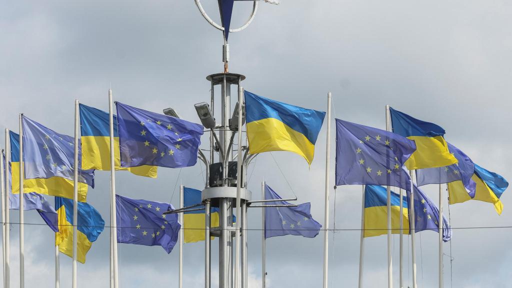 Banderas ucranianas y europeas ondeando en Kiev.