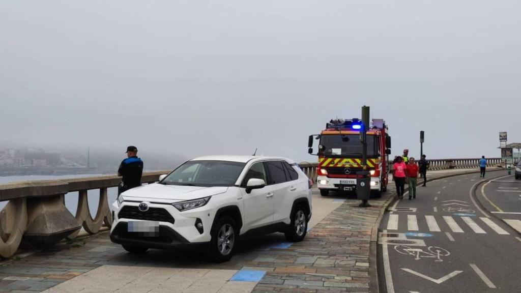 Una unidad de los bomberos, este martes en el Paseo Marítimo de A Coruña.