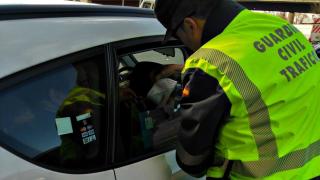 La Guardia Civil de Santiago da el alto a dos taxistas que superaban la tasa de alcohol permitida