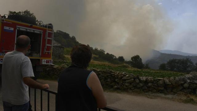 Varias personas observan el incendio en Zamorela