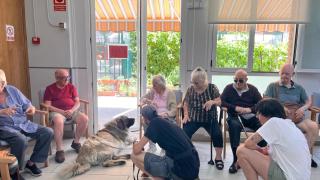 Los voluntarios de la protectora CIMPA Alcalá, con la perra Chakala al Centro de Día El Val.