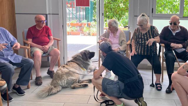 Los voluntarios de la protectora CIMPA Alcalá, con la perra Chakala al Centro de Día El Val.