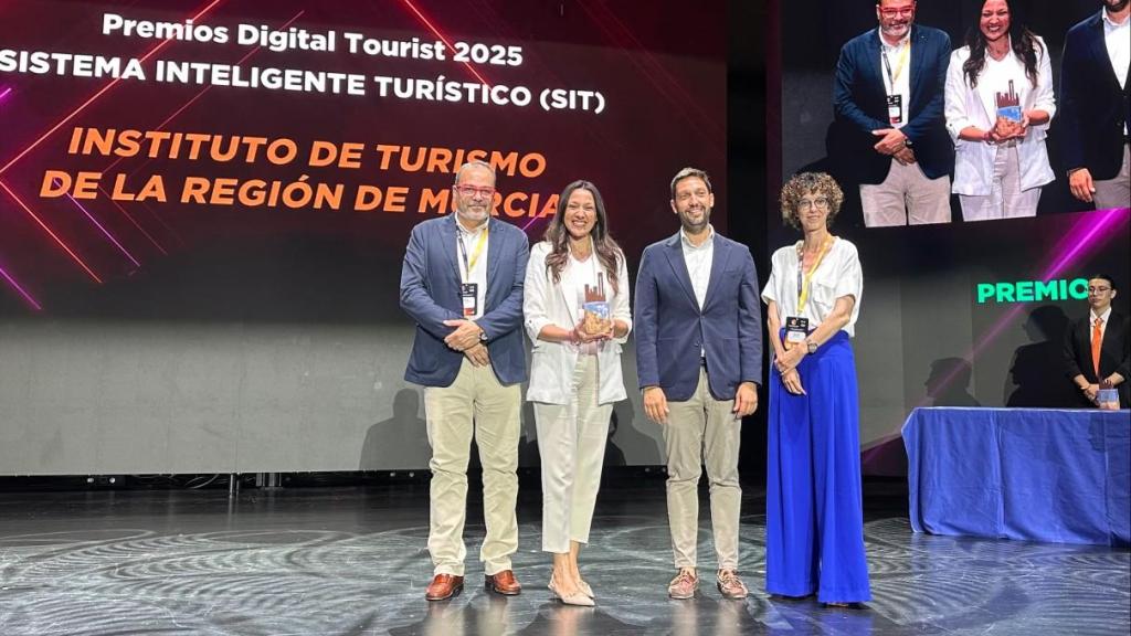 La consejera de Turismo, Cultura, Juventud y Deportes, Carmen Conesa, recogió en Benidorm el premio Digital Tourist 2025, en la categoría de Sistema Inteligente Turístico, el pasado junio.