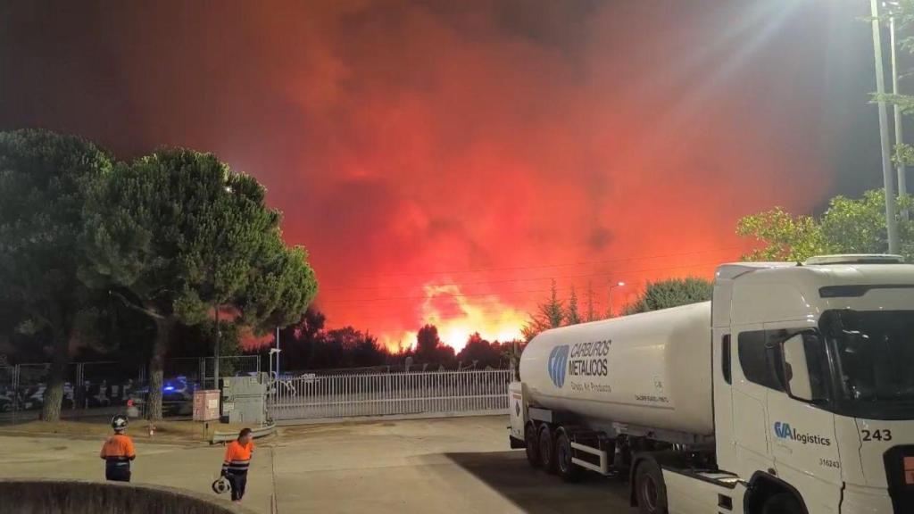 Las llamas del incendio de Tres Cantos (Madrid).