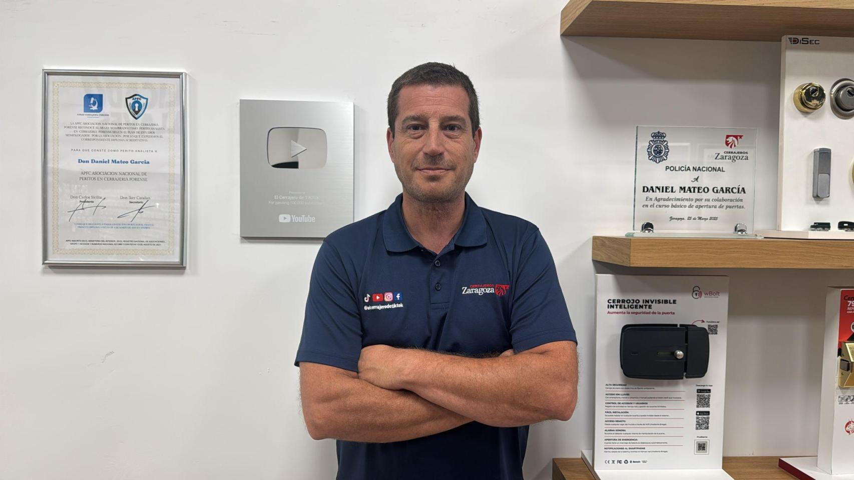 Daniel Mateo en su tienda en Avda. Francisco de Goya (Zaragoza)