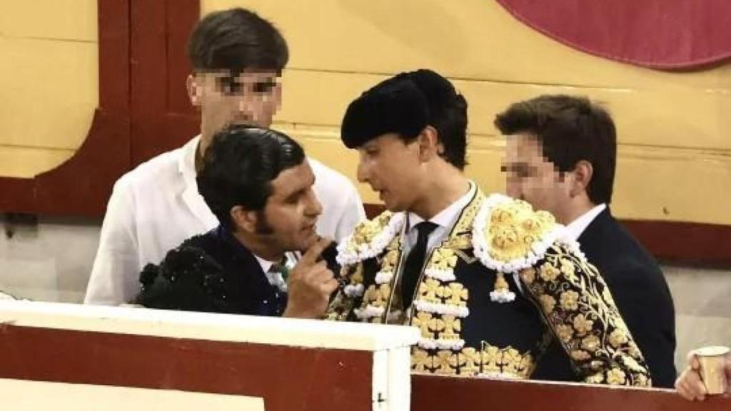 Roca Rey y Morante de la Puebla, hablando acaloradamente en el albero.