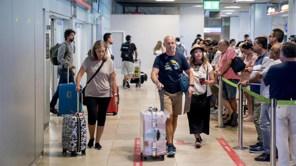 Llegada de pasajeros a la terminal 1 del aeropuerto Adolfo Suárez Madrid-Barajas
