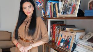 La embajadora ante el objetivo.