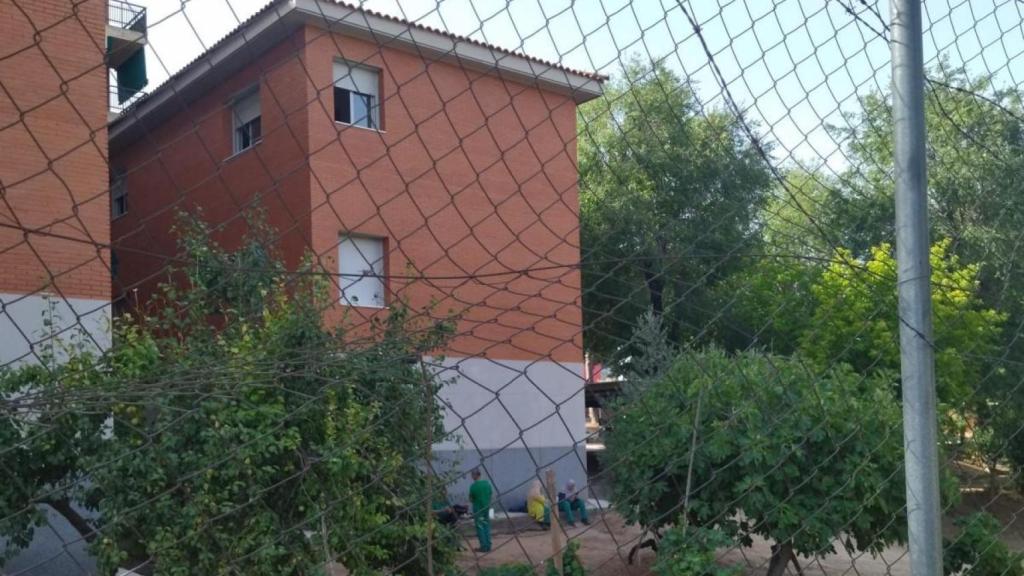 Una de las imágenes difundidas por el sindicato CCOO del patio de la casa sacerdotal.