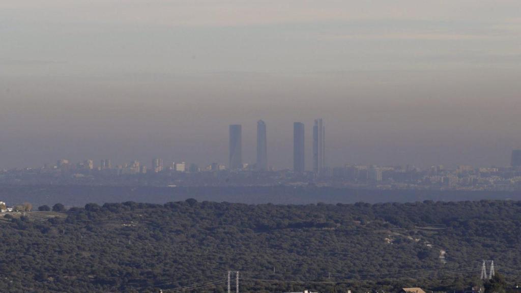 Vista general de Madrid bajo una nube de contaminación.