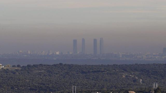 Vista general de Madrid bajo una nube de contaminación.