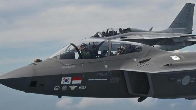 Un caza KF-21 junto a un avión FA-50