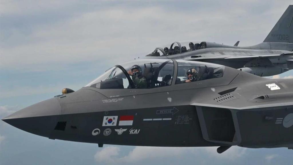 Un caza KF-21 junto a un avión FA-50