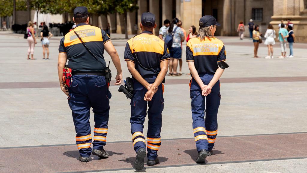 Voluntarios de Protección Civil, en la plaza del Pilar de Zaragoza para alertar de los efectos del calor.
