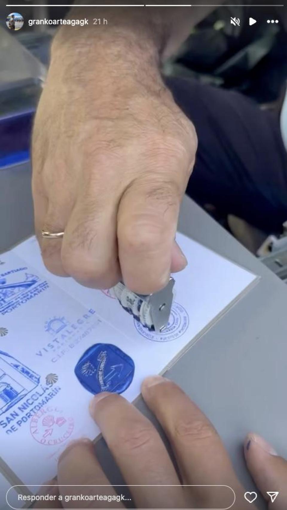 Captura de pantalla de las redes sociales de Granko en el que se aprecia cómo le sellan su pasaporte de peregrino.