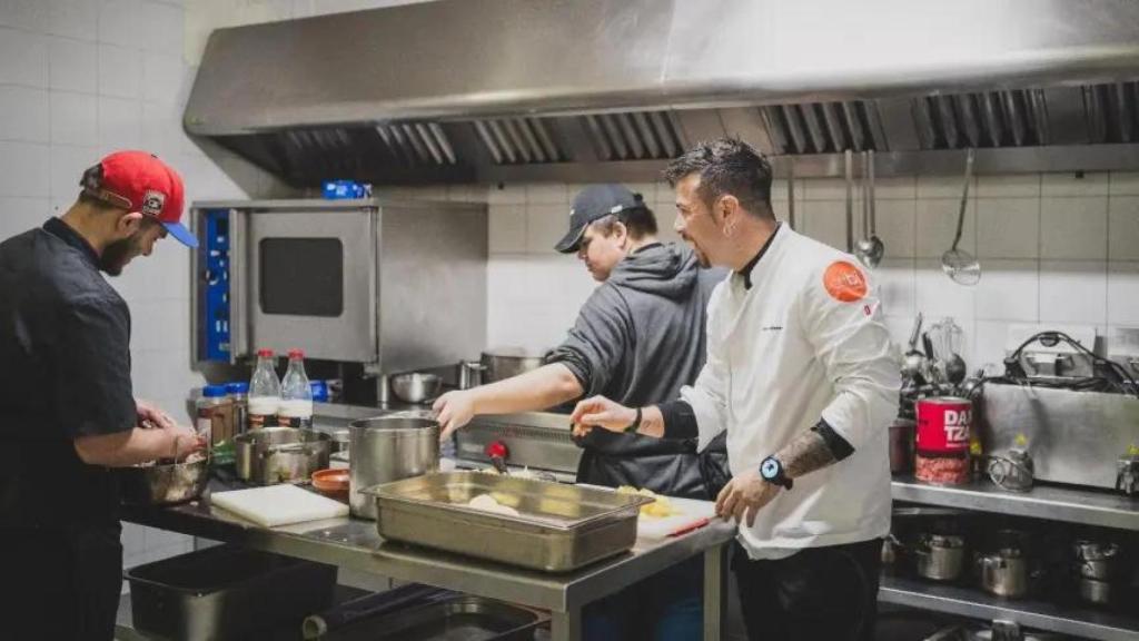 El chef Carlos Maldonado, con dos alumnos de la escuela-restaurante Semillas.