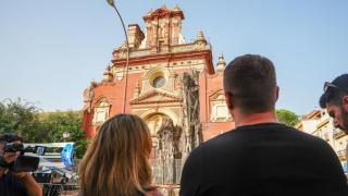 Imagen de un hombre y una mujer viendo como talan el ficus de San Jacinto.