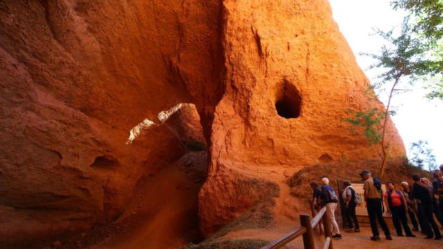 Turistas en una ruta por Las Médulas