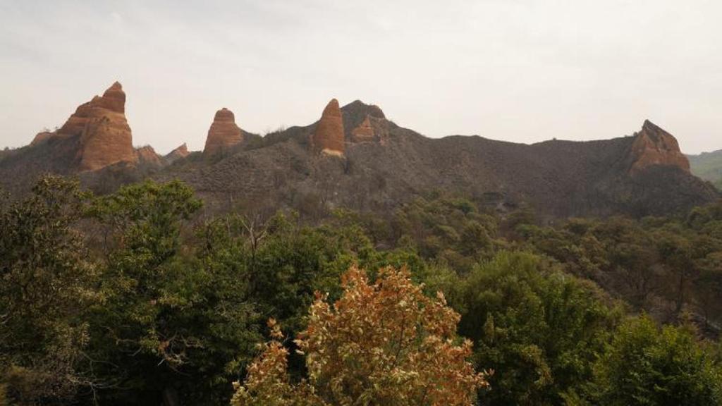 Zonas de Las Médulas arrasadas, dejando un paisaje oscuro