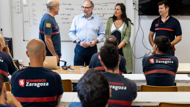 Alfonso Mendoza, durante su visita al Parque 1 de Bomberos, junto con la concejala de Educación, del Mayor y de Barrios Rurales, Paloma Espinosa.