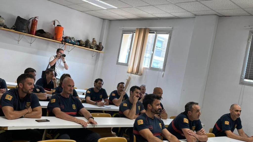 Bomberos durante una clase.