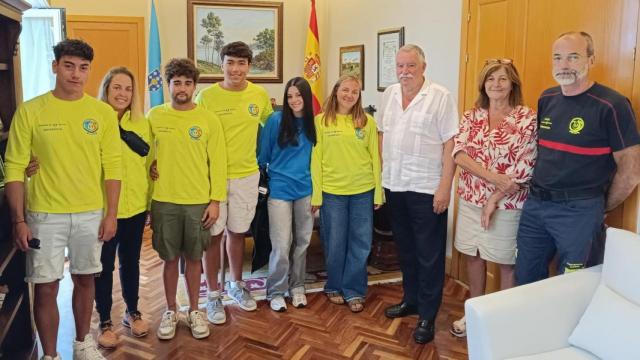 Los socorristas que salvaron a tres personas en Oleiros, recibidos por el alcalde.