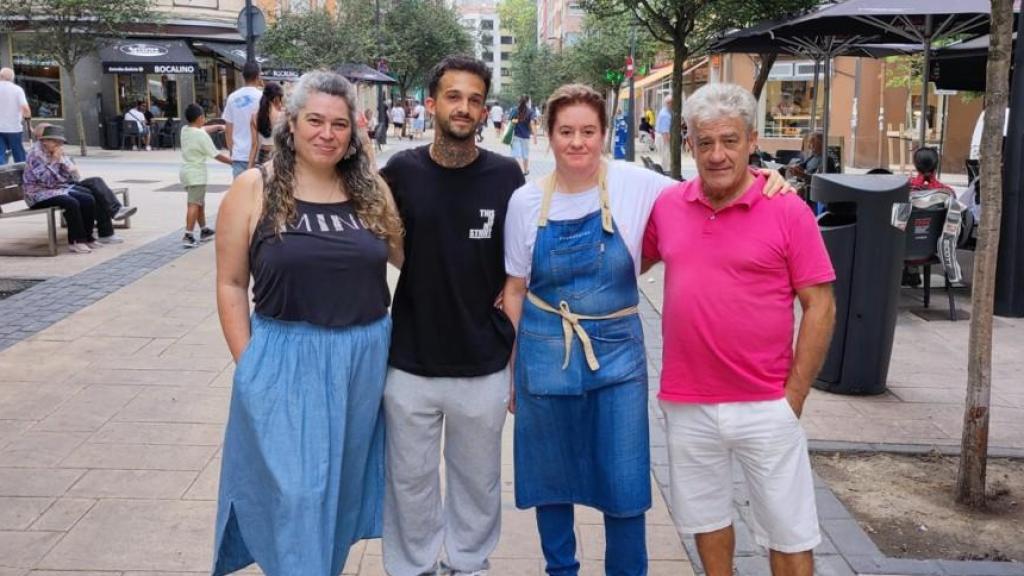Alba Balsa, Diego Lima, Ana Paz y José Carlos Rodríguez en la calle donde tienen sus negocios, Ángel Senra, en Os Mallos.